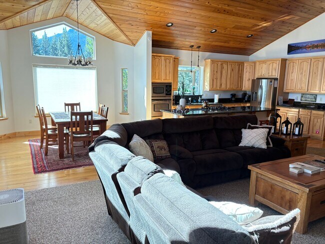 Building Photo - Large furnished mountain home