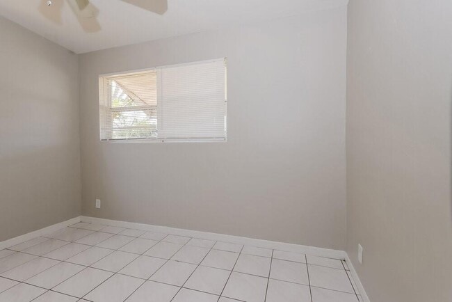 Building Photo - 5641 Honeysuckle Dr