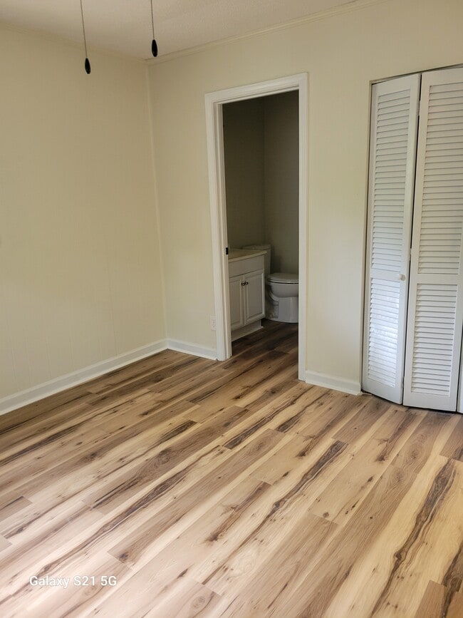 Building Photo - 214 Lakeshire Dr