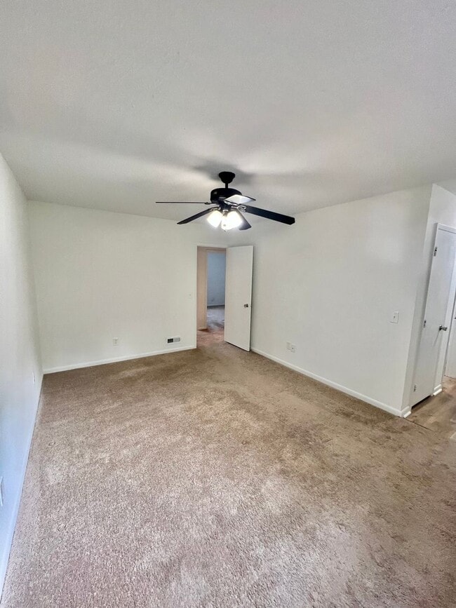 Building Photo - Extremely Spacious Townhome by South Park
