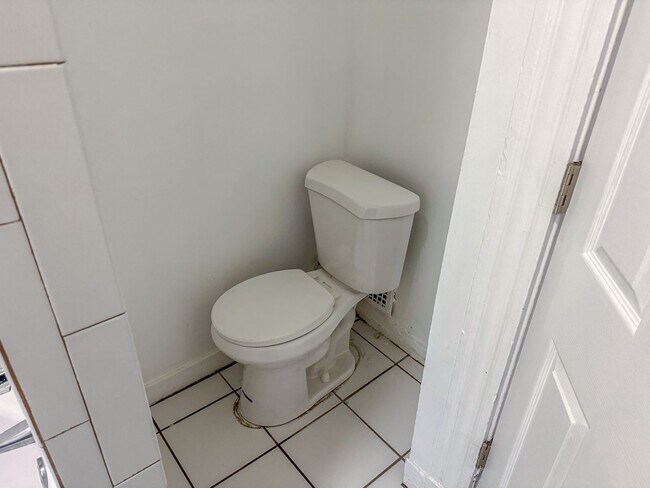 Building Photo - 318-320 Howard Ave