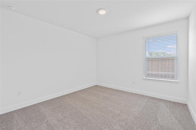 Building Photo - 129 Bruin Paw Dr