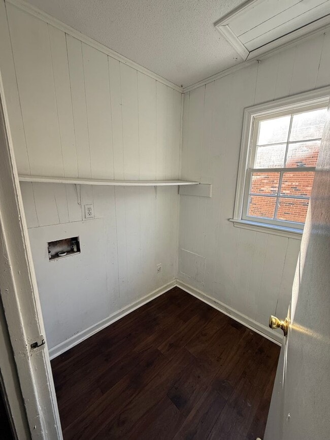 Building Photo - 808 Crawford St S