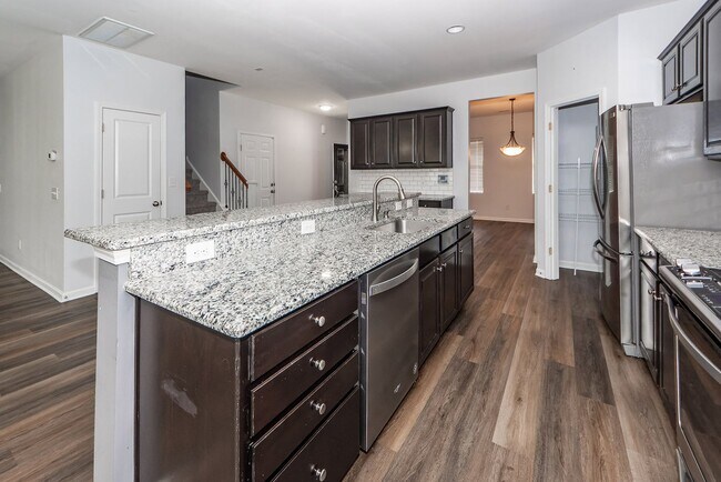 Building Photo - 5 Bedroom 3 Bath Home in Cane Bay Plantation - Summerville