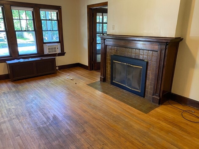 Building Photo - 4-Bedroom, 1.5-Bath Home Just A Few Blocks From Downtown