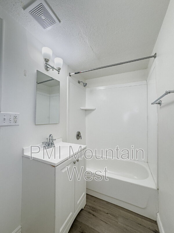 Building Photo - 450 W 200 N