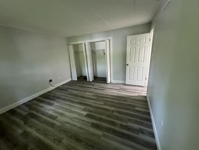Building Photo - 906 Erdner Ave