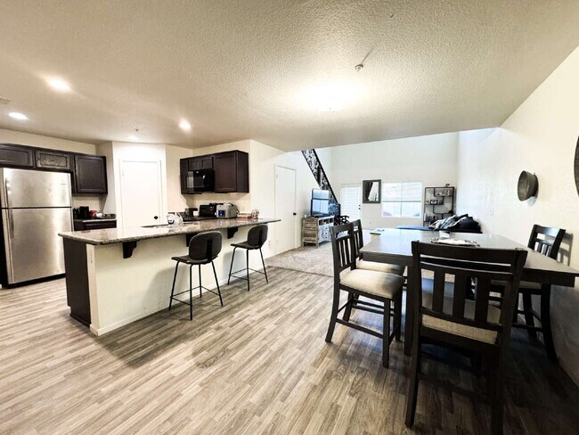 Building Photo - "Spacious 4-Bed, 3-Bath Condo in Desert Sky!"