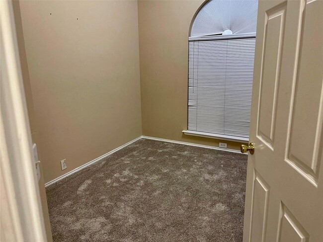 Building Photo - 1505 Fairfield Ct