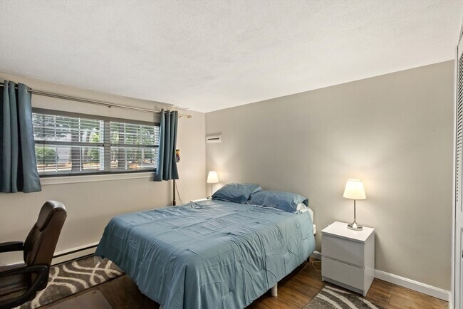 Building Photo - 46 Greentree Ln
