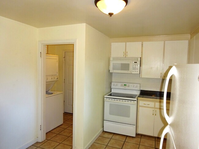 Building Photo - Two Bedroom Apartment With Hardwood Floors...