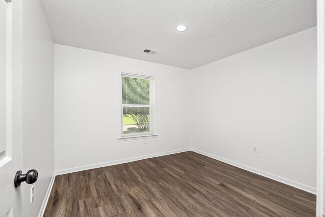 Building Photo - 3 Bedroom, 2 bath with a bonus room near B...
