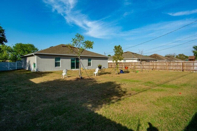 Building Photo - 826 SW Juliet Ave