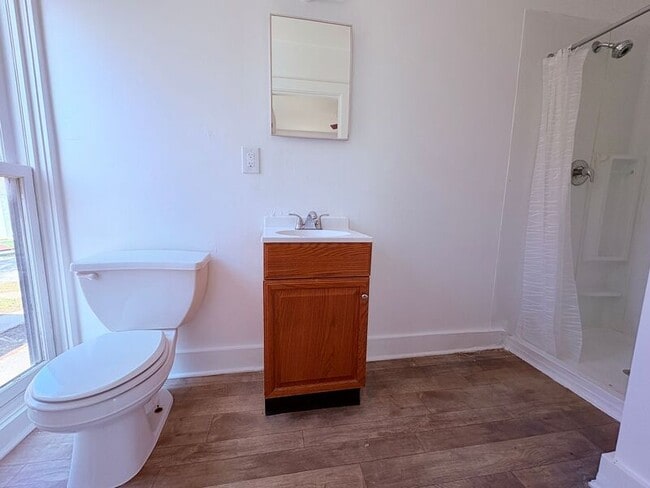 Building Photo - 517 W Maple Ave