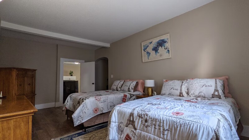 Building Photo - 902-904 W Locust St