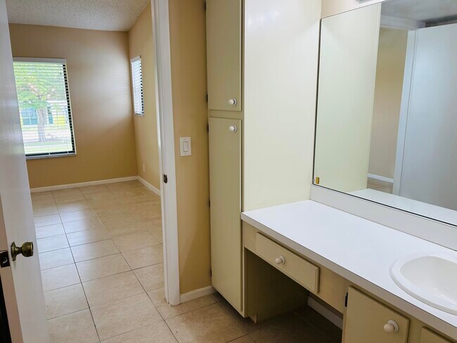 Building Photo - 6649 Somerset Dr