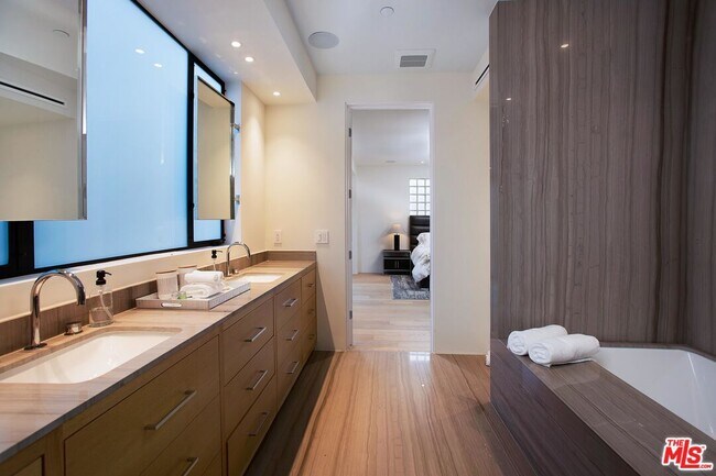 Building Photo - 508 N Sweetzer Ave