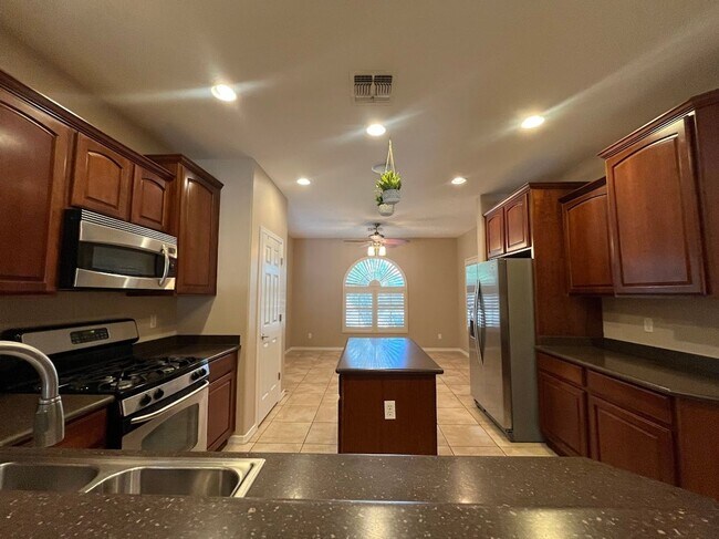 Building Photo - BEAUTIFUL 4 BEDROOM 2 BATHROOM HOME IN PEORIA