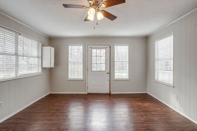 Building Photo - Amazing Historic 1940's Home in Original Cleburne- 4 Bed- 3 Bath w/ Multiple Living Areas- 76033