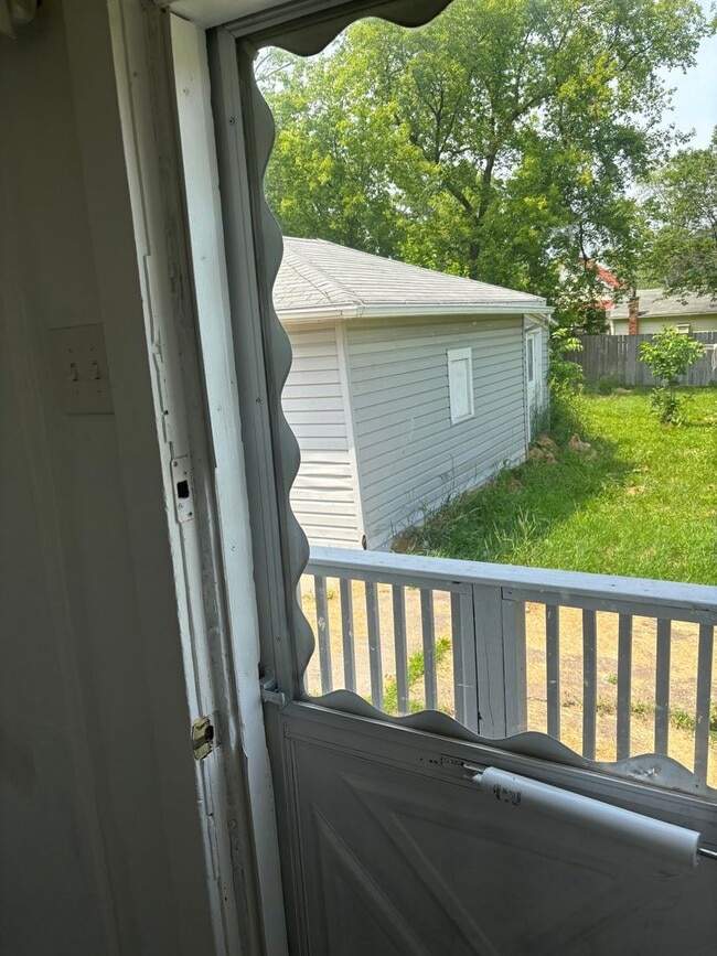 Building Photo - Section 8 welcome, 4bd 2 bath