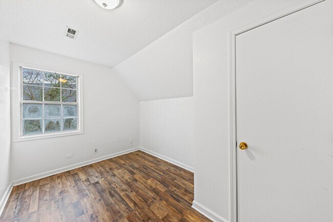 Building Photo - Cape Cod Style Home!