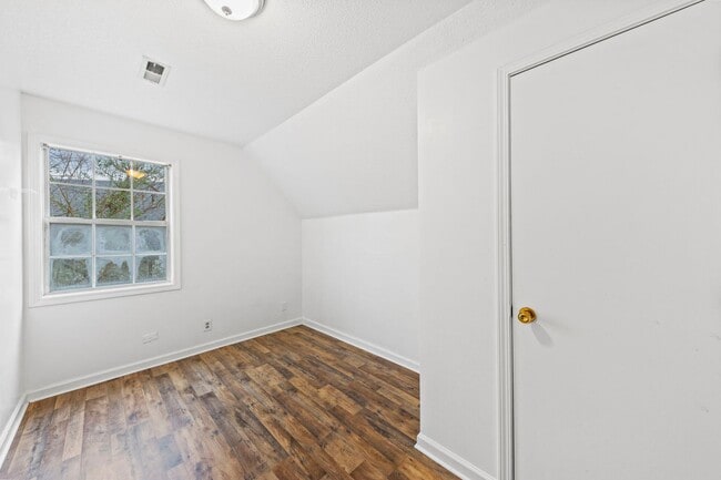 Building Photo - Move-In Special Available! Cape Cod Style Home!