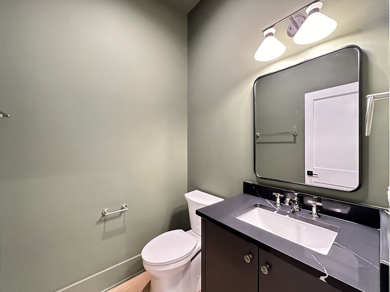 Building Photo - 1747 W Le Moyne St