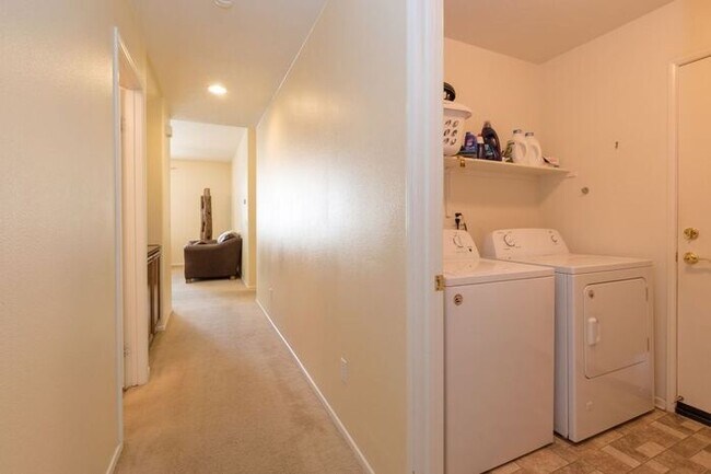 Building Photo - 4 Bed Home for Rent Palmdale CA 93551