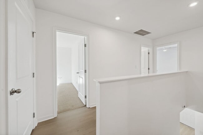 Building Photo - Light and bright 4 bed/ 2,5 bath with fenced back yard and practical glamour!