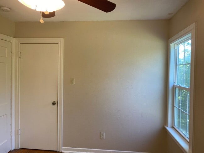 Building Photo - 450 Overhill Dr