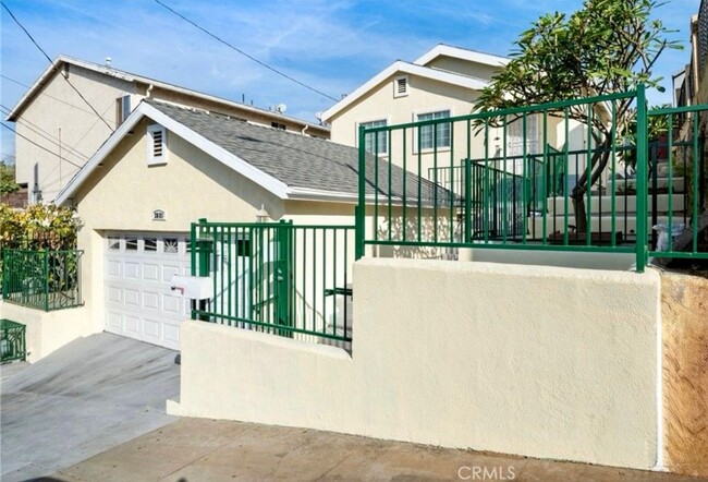 fully fenced yard - 3081 Inez St