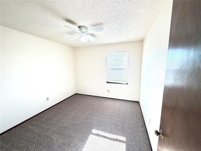 Building Photo - 316 Falcon Ct