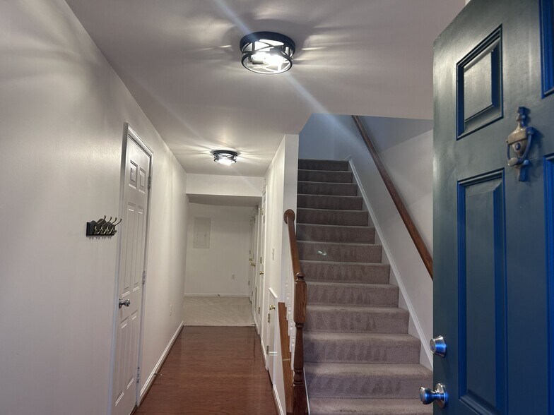 Building Photo - 1057 Lake Pelham Dr