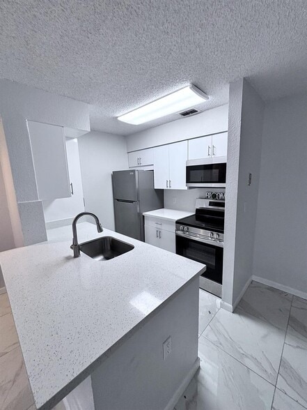 Building Photo - 2866 S University Dr