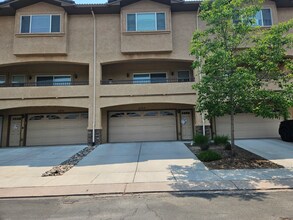 Building Photo - Stunning 3-bedroom townhouse with breathtaking Pikes Peak views!