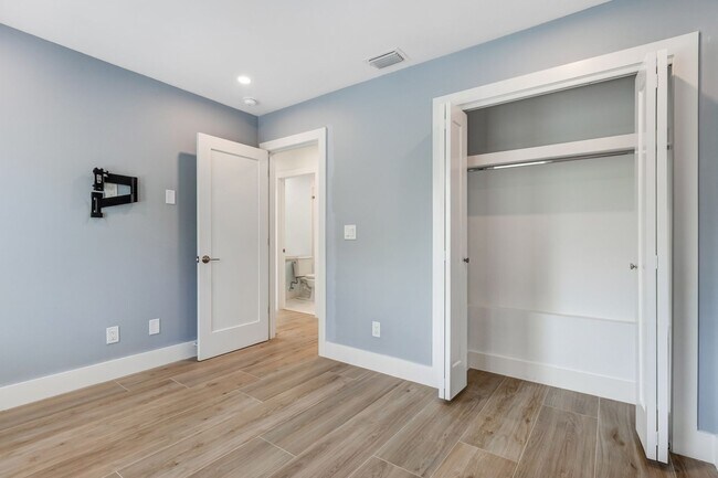 Building Photo - ** OLDE NAPLES ** 2 BED / 2 BATH - COMPLETELY REMODELED - PET OK! - ANNUAL RENTAL