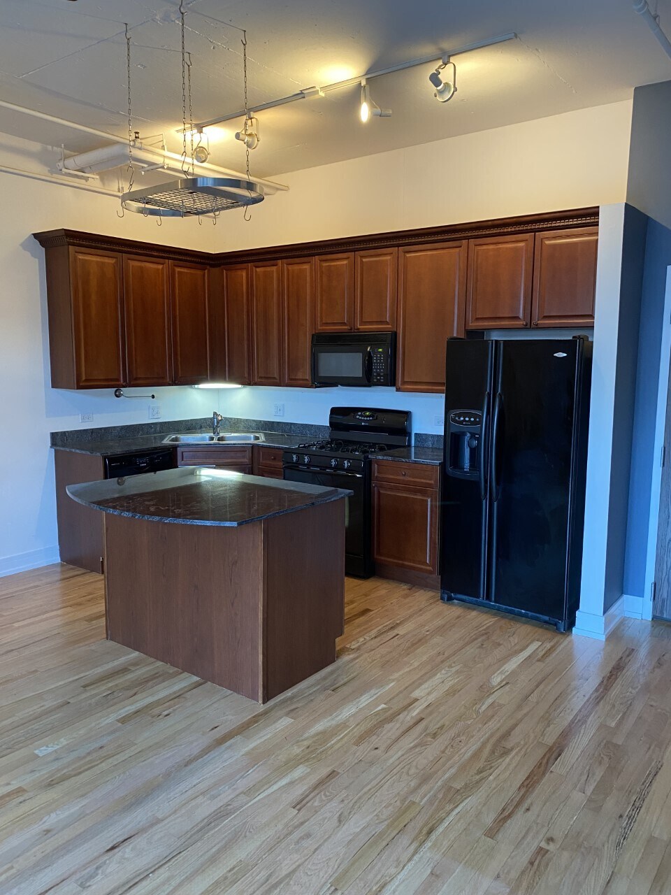 Pot rack, 42" cabinets and open floor plan - 950 W Monroe St