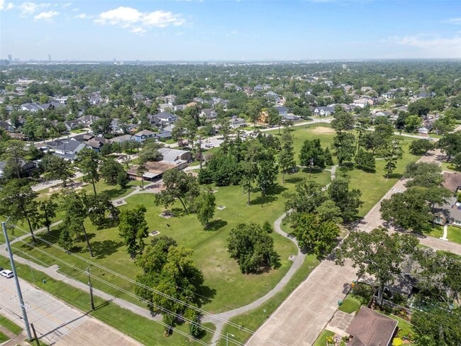 Building Photo - 5019 Oak Forest Dr