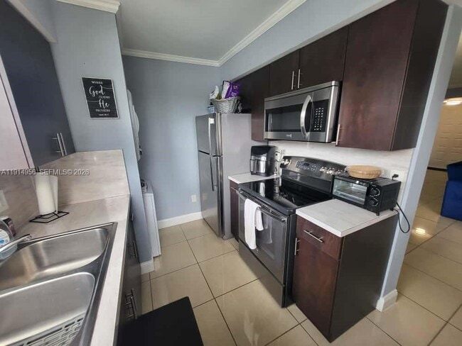 Building Photo - 960 N Franklin Ave