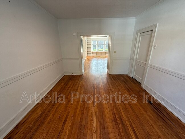 Building Photo - 703 E Unaka Ave