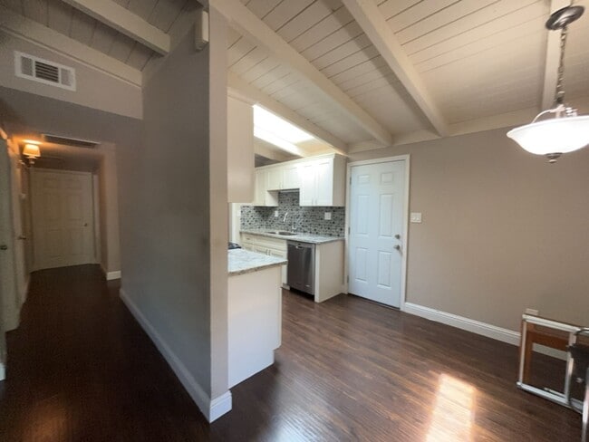 Building Photo - Updated 3 bedroom close to downtown and UC...