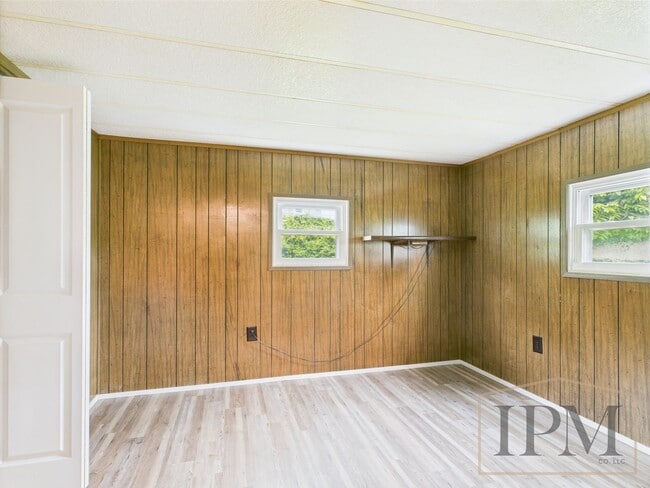 Building Photo - Available Now- 3 Bedroom 1.5 Bath Home - H...