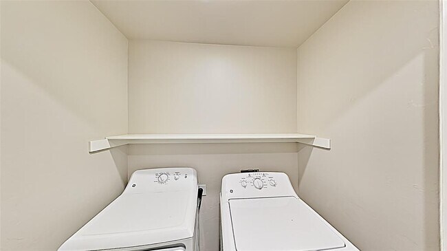 Building Photo - 5014 Avion Ct