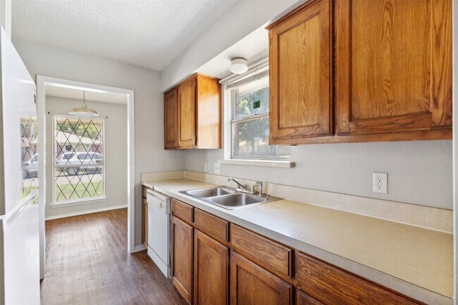 Building Photo - 2410 Lido Ln