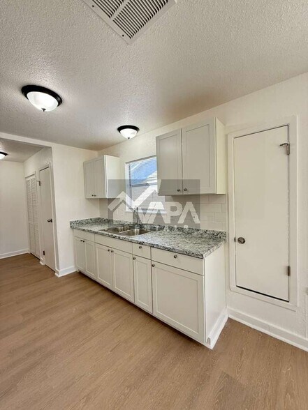 Building Photo - 9315 Cliff Way St