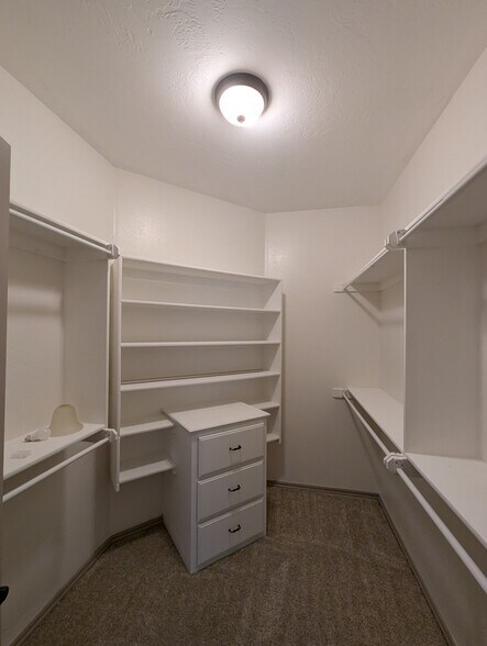 Master closet - 13715 Oxford Dr