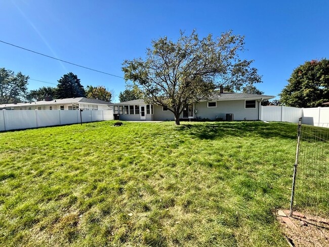 Building Photo - Sprawling 3bedroom 2bath Home in Roseville...