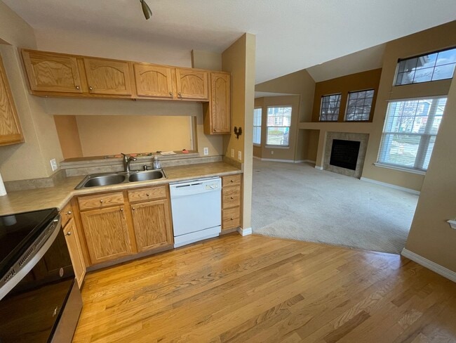 Building Photo - Lovely 2BD/1.5 BA Broomfield Townhome - Av...