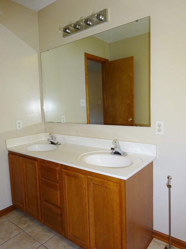 Building Photo - 3 BR w/ Bonus Room Minutes to MCAS!