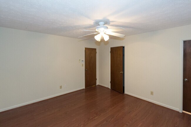 Building Photo - COMING SOON - Spacious 3 Bedroom, 2 Bathro...